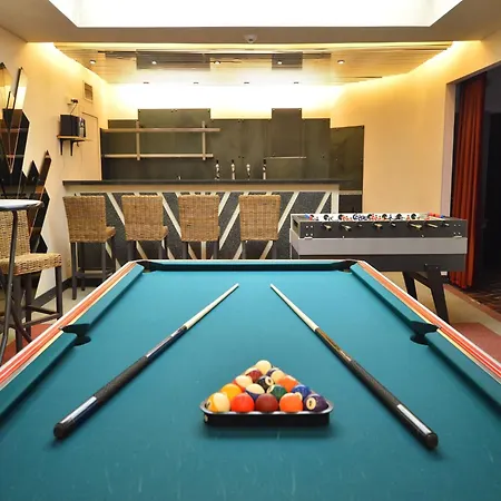 With Pool & Sauna Trooz